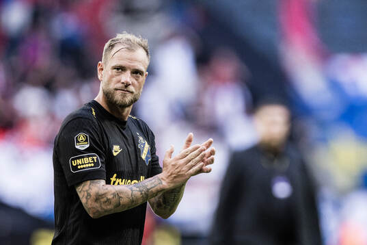 AIKs John Guidetti applåderar publiken