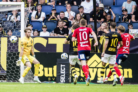 Östers Noah Söderberg med en målchans vid AIKs målvakt