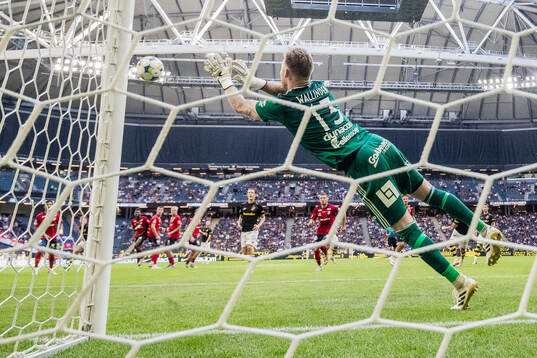 Östers målvakt Robin Wallinder med en räddning