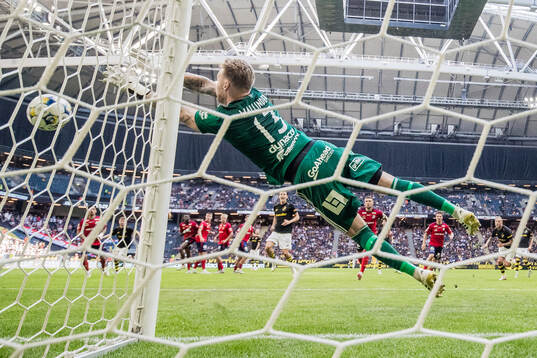 Östers målvakt Robin Wallinder med en räddning