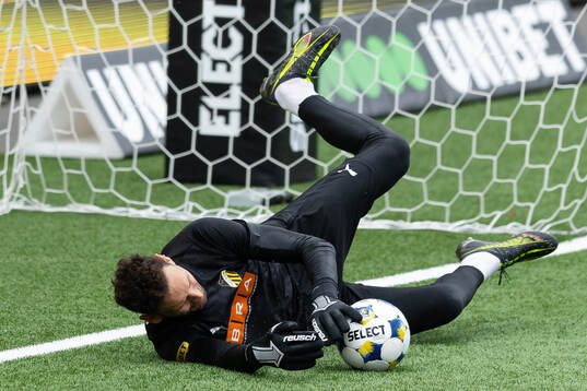Häckens målvakt Etrit Berisha värmer upp