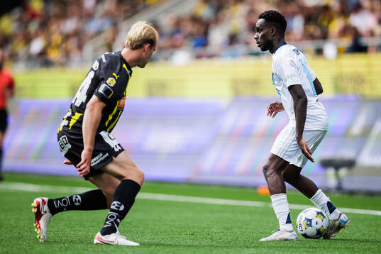 Djurgårdens Tokmac Nguen och Häckens Harry Hilvenius