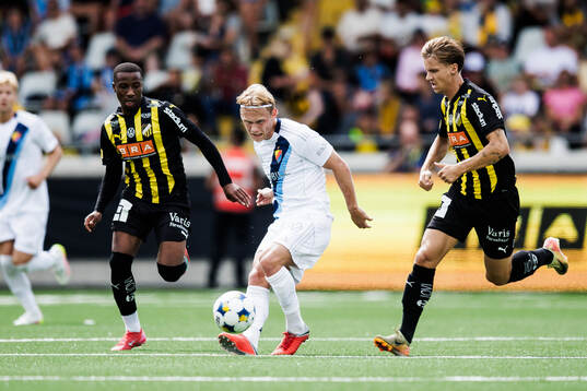 Djurgårdens Tobias Gulliksen mot Häckens Sanders Ngabo