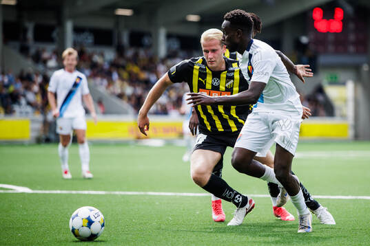 Djurgårdens Tokmac Nguen och Häckens Harry Hilvenius