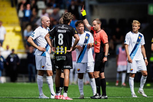 Häckens Simon Gustafson blir utvisad av Domare Richard