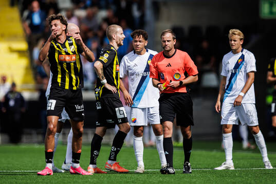 Häckens Simon Gustafson blir utvisad av Domare Richard