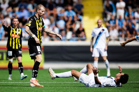 Häckens Simon Gustafson och Djurgårdens Mikael Anderson