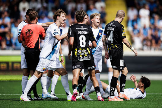 Häckens Simon Gustafson och Djurgårdens Mikael Anderson