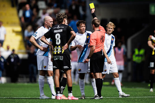 Djurgårdens Mikael Anderson blir varnad av Domare Richard