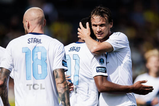 Djurgårdens Zakaria Sawo och Albin Ekdal jublar