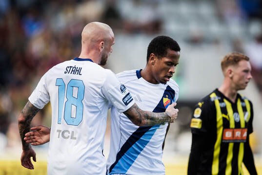 Djurgårdens Adam Ståhl och Zakaria Sawo jublar