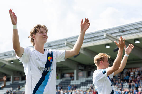 Djurgårdens August Priske Flyger och Oskar Fallenius jublar