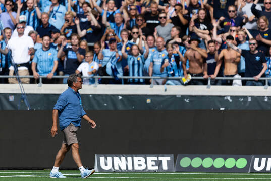 Djurgårdens sportchef Bosse Andersson sjunger med klacken