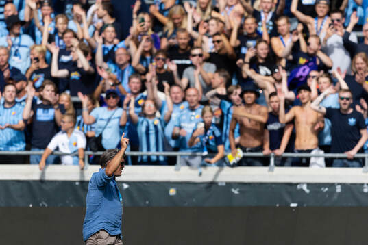Djurgårdens sportchef Bosse Andersson sjunger med klacken