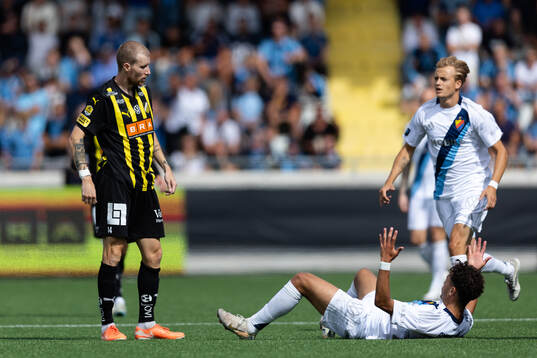 Häckens Simon Gustafson och Djurgårdens Mikael Anderson