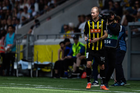 Häckens Simon Gustafson lämnar planen