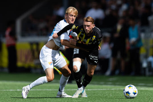 Djurgårdens Oskar Fallenius och Häckens Julius Lindberg
