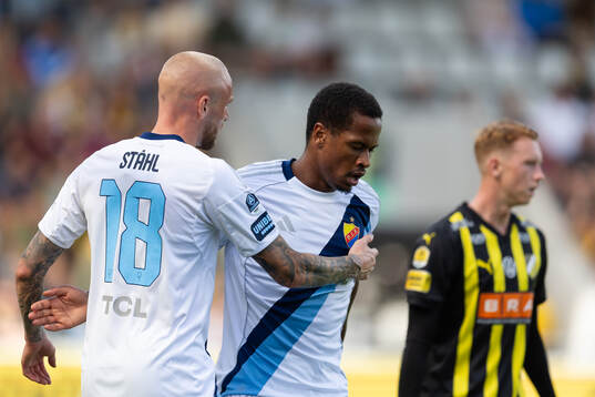 Djurgårdens Zakaria Sawo jublar ihop med Adam Ståhl