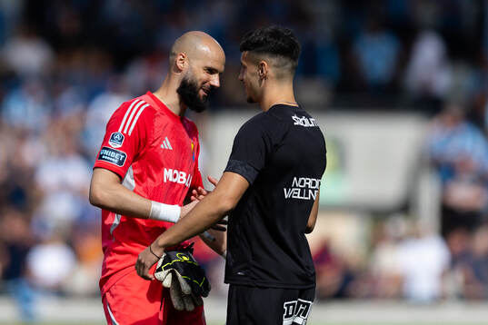 Djurgårdens målvakt Filip Manojlovic och Häckens Srdjan