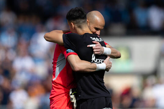 Djurgårdens målvakt Filip Manojlovic och Häckens Srdjan