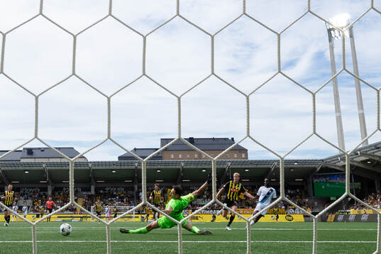 Djurgårdens Tokmac Nguen skjuter 0-3 på Häckens målvakt