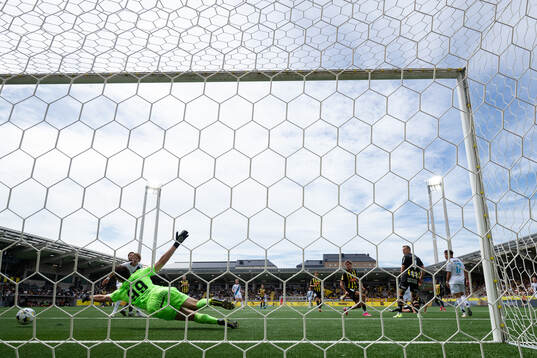 Djurgårdens Tokmac Nguen skjuter 0-2 på Häckens målvakt