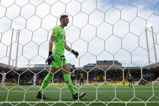 Häckens målvakt Etrit Berisha deppar