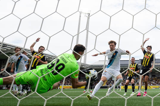 Häckens målvakt Etrit Berisha med en räddning