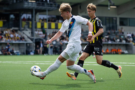 Djurgårdens Matias Siltanen och Häckens Samuel Leach Holm