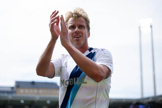 Djurgårdens Rasmus Schuller tackar publiken när han blir