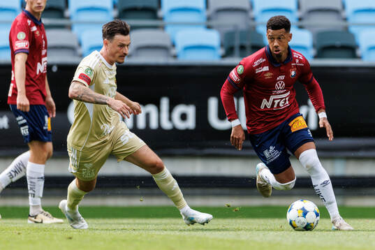 Östersunds Jamie Ryan Hopcutt och Örgrytes Tobias Sana