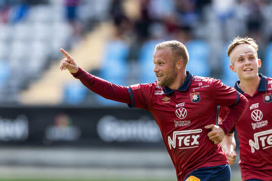 Örgrytes Nicklas Bärkroth jublar