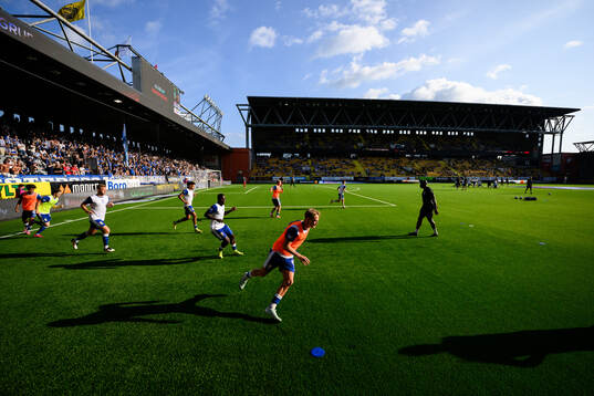 IFK Göteborgs Max Fenger värmer upp
