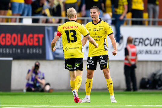 Elfsborgs Johan Larsson och Rasmus Wikström jublar