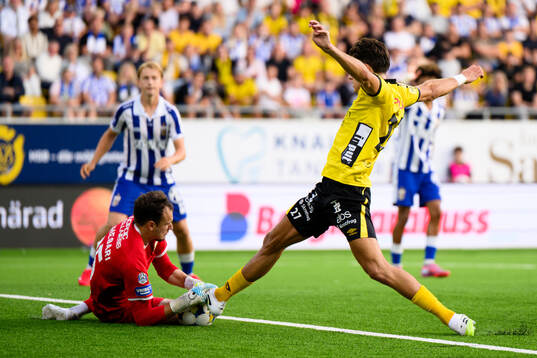 IFK Göteborgs målvakt Elis Bishesari och Elfsborgs