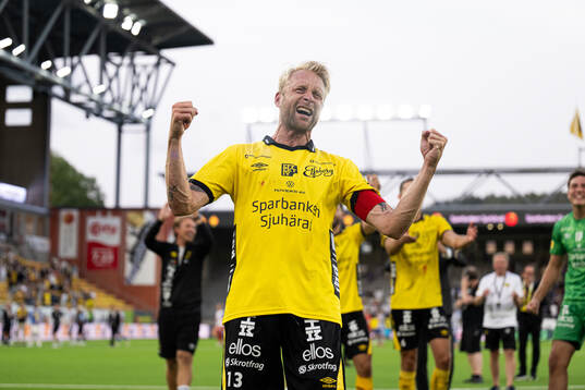 Elfsborgs Johan Larsson jublar