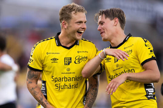 Elfsborgs Frederik Ihler och Taylor Silverholt jublar