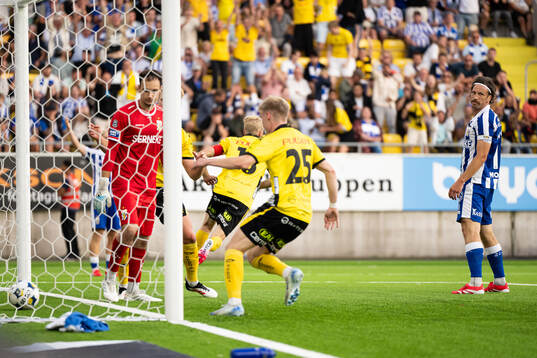 IFK Göteborgs målvakt Elis Bishesari och Gustav Svensson