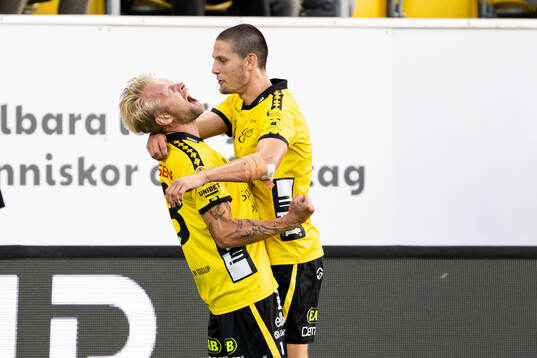 Elfsborgs Johan Larsson jublar med Rasmus Wikström