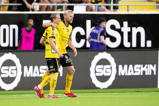 Elfsborgs Johan Larsson jublar med Simon Hedlund