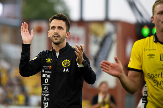 Elfsborgs assisterande tränare Javier Agenjo Duran jublar