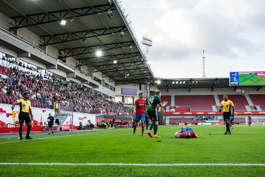 Varbergs Emil Hellman reagerar och Helsingborgs Wilhelm