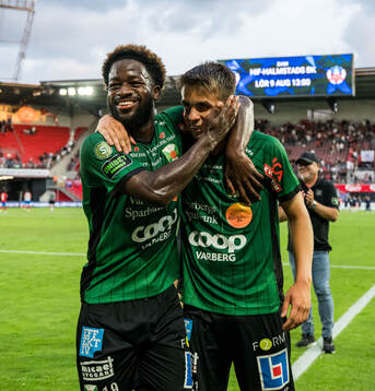 Varbergs Kevin Appiah Nyarko och Isak Vidjeskog jublar