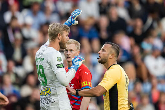 Varbergs målvakt Fredrik Andersson och Domare Rinon Hasani