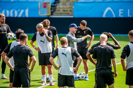 Head coach Henrik Rydström and the players