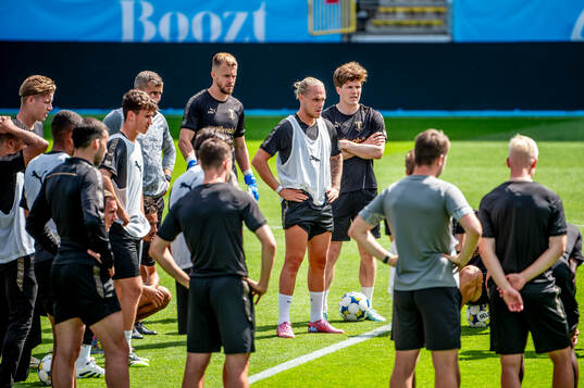 Arnor Sigurdsson and the players
