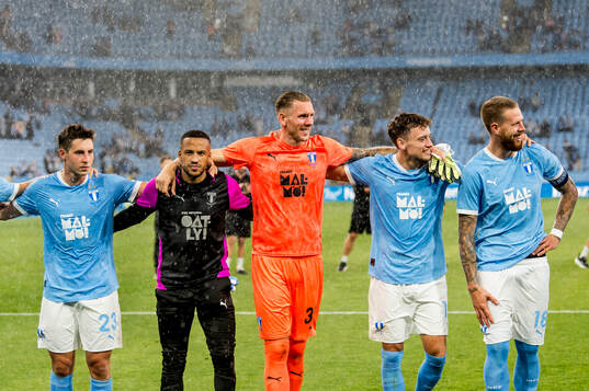 Goalkeeper Robin Olsen the players of Malmö celebrates