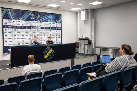AIK head coach Mikkjal Thomassen and Anton Salétros