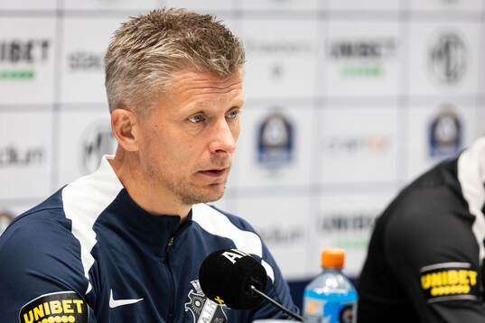AIK head coach Mikkjal Thomassen