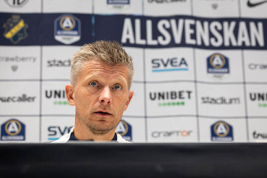 AIK head coach Mikkjal Thomassen